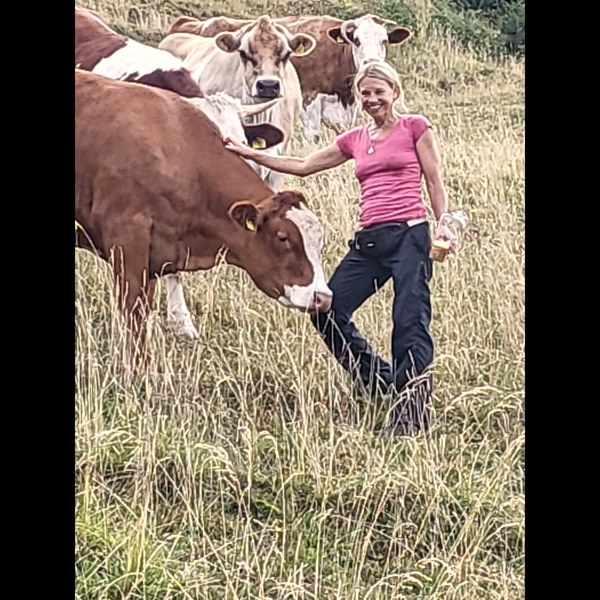 Franziska läuft mitten in einer Herde durch das hohe Gras